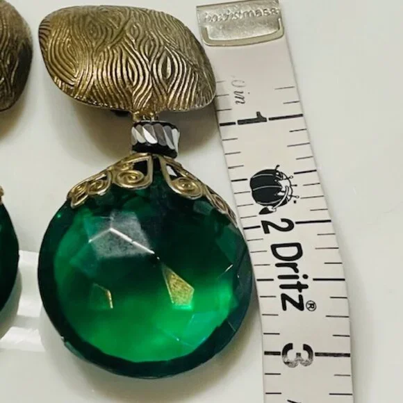 Vintage Art Deco Emerald Acrylic Resign & Antique Gold Dangle Clip Earrings - Picture 6 of 8